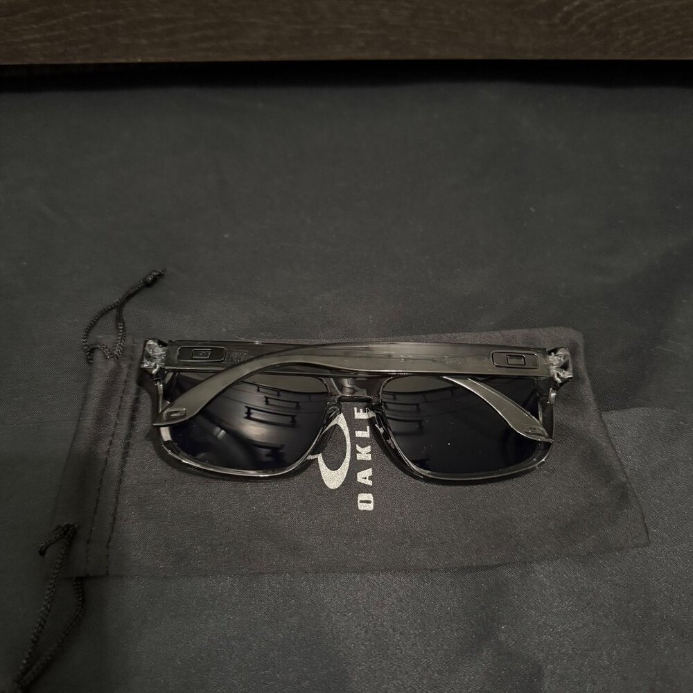 Oakley Holbrook Smoke Gray Polished Mens Sunglasses 9102 Black Lenses - Picture 8 of 8